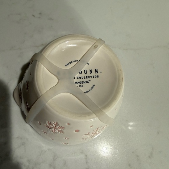 Rae Dunn White and Pink Snowflake Measuring Cups - Picture 5 of 7